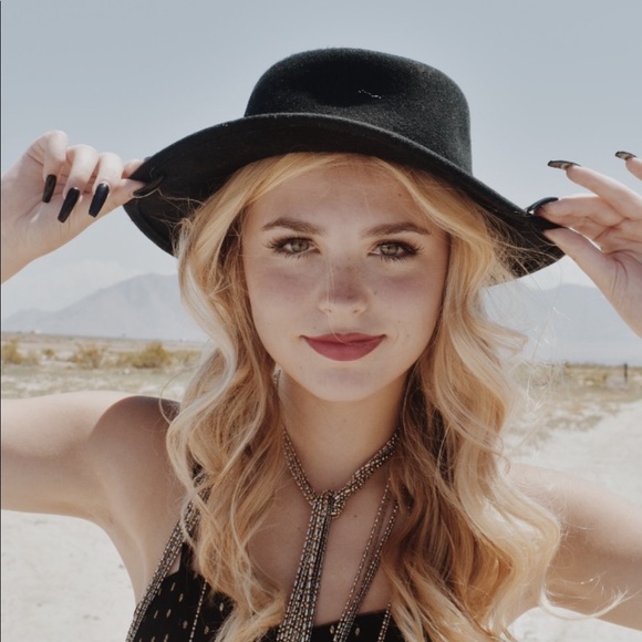 Meet your Posher, Kylie - Picture 1 of 1